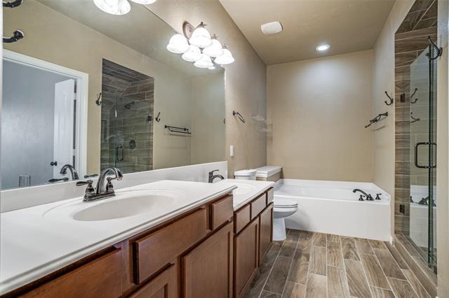 Building Photo - 858 Llano Dr