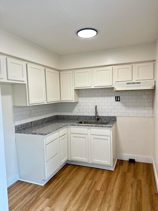 Building Photo - 1133 McCarley Dr E