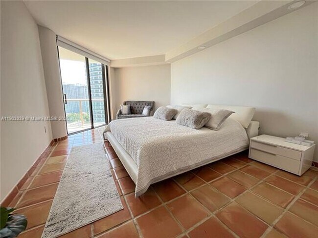 Building Photo - 4000 Island Blvd