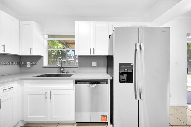 Building Photo - 304 SW 77th Ave