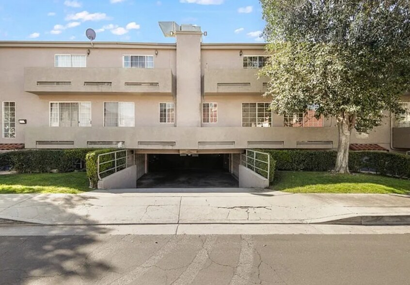 Primary Photo - 18347 Saticoy St