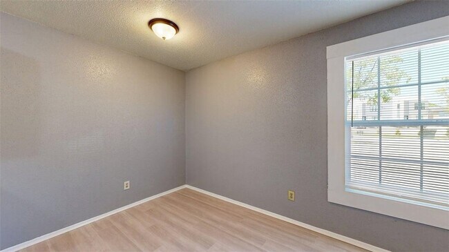 Building Photo - 1524 Pine Ridge Dr