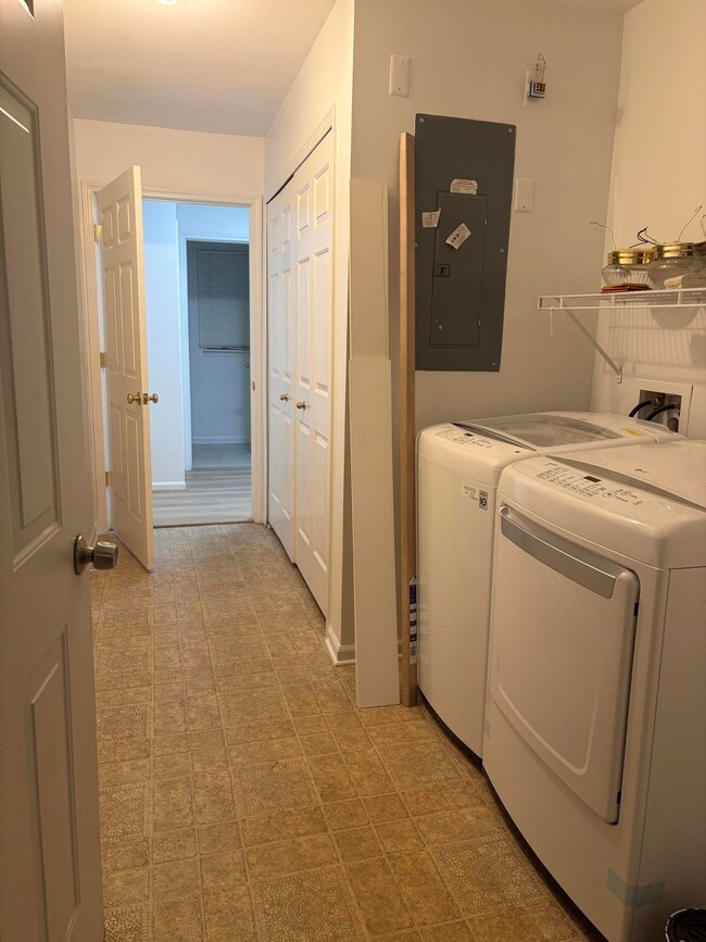 Building Photo - 3245 Reeves Dr