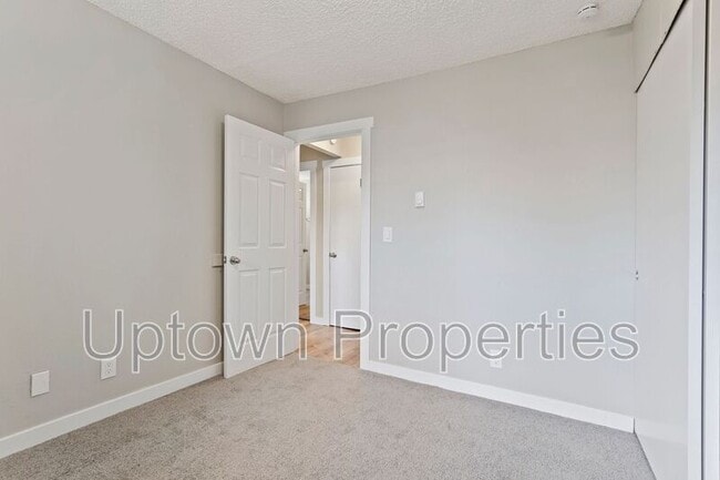 Building Photo - 2606 NE Lombard St