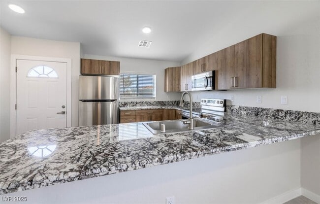 Building Photo - 1711 Sycamore Ave