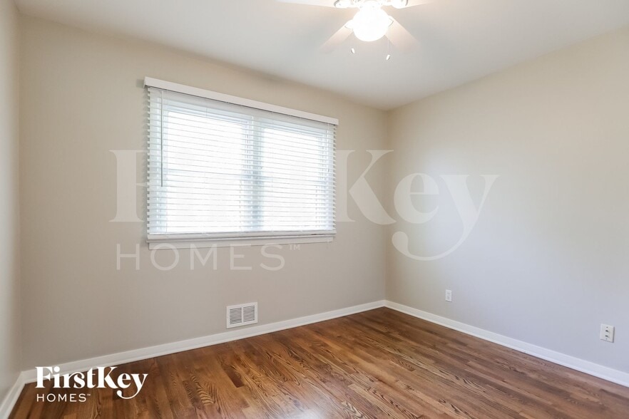 Building Photo - 8925 Grandview Dr