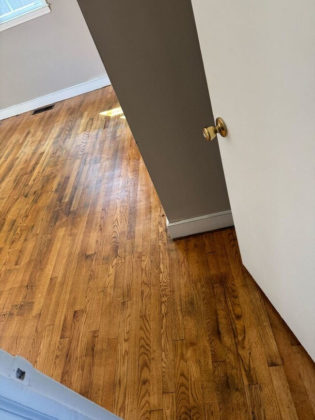 Building Photo - Updated Home with Parking in Radford