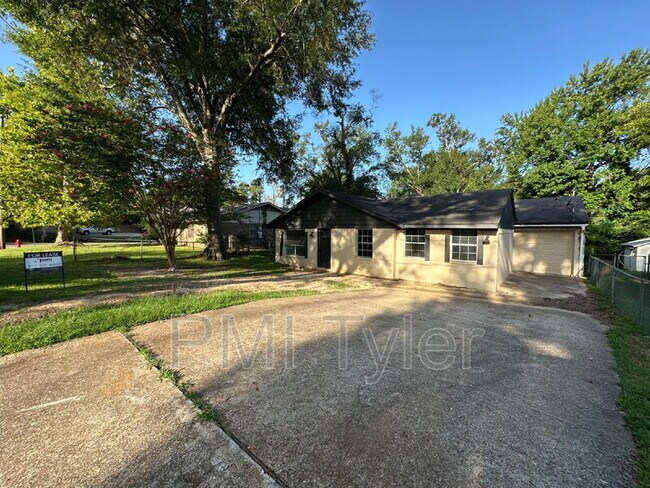 Building Photo - 1538 N Hill Ave