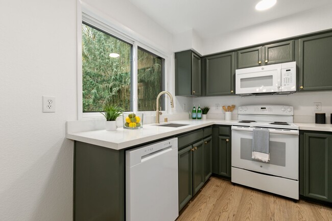 Building Photo - Newly updated, quiet condo in GREAT locati...