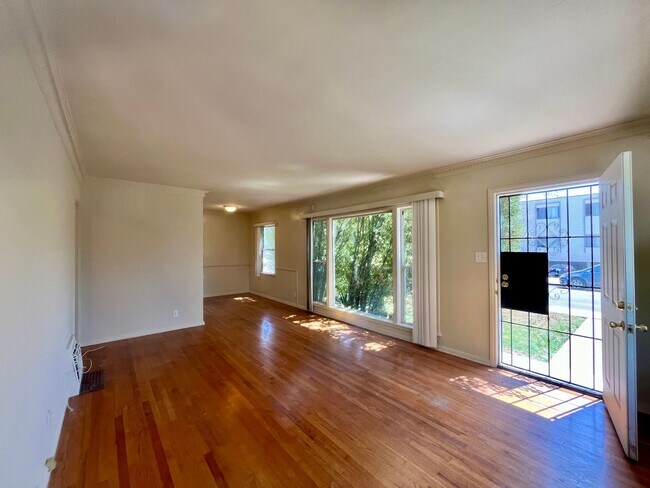 Interior Photo - Cozy 1 & 2 bedroom in Beverlywood