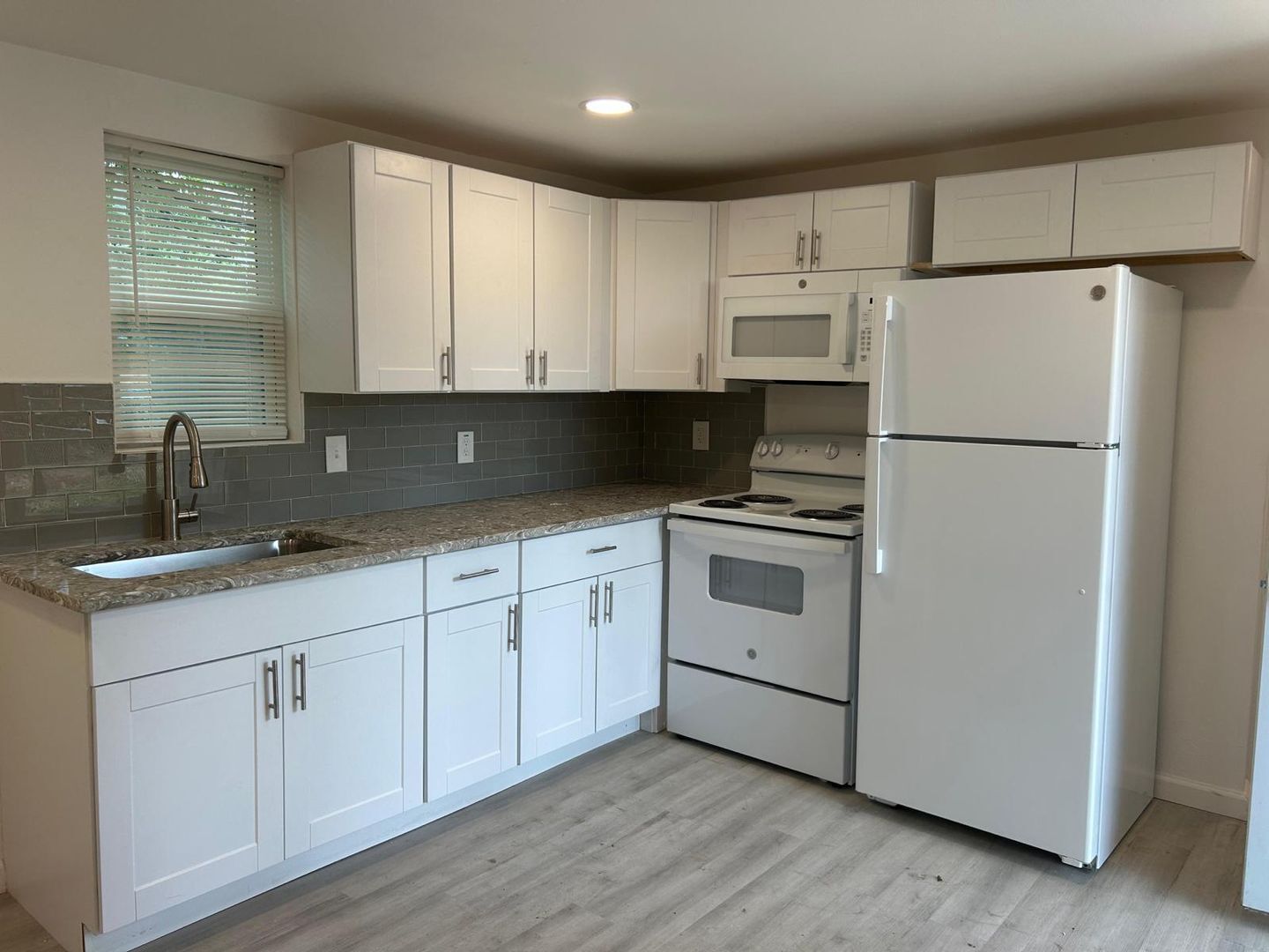 Building Photo - 423 E Sears St