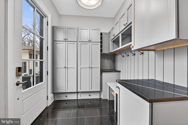 Building Photo - 7002 River Oaks Dr