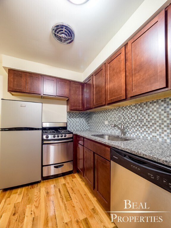 Building Photo - Clark & Arlington One Bedroom
