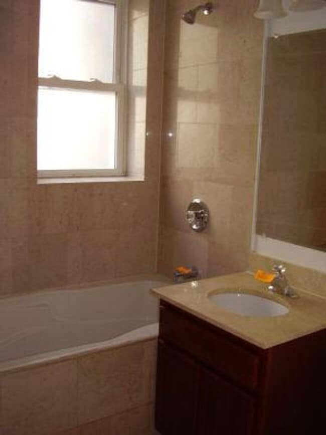 Building Photo - 3 Bedroom 2 Bath Spacious Condo