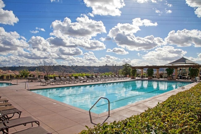 Building Photo - Nicely upgraded townhouse in resort-like E...