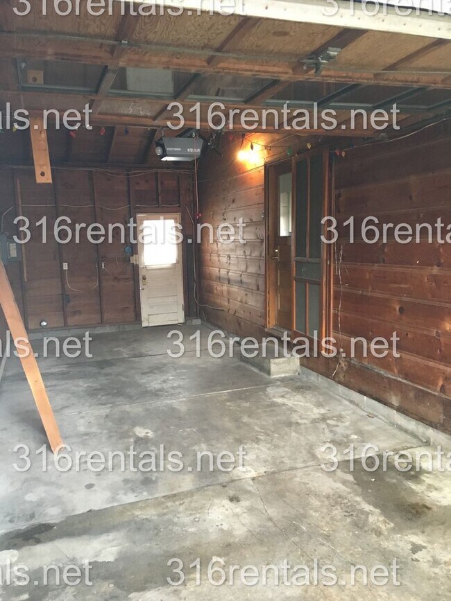 Building Photo - 704 N High St