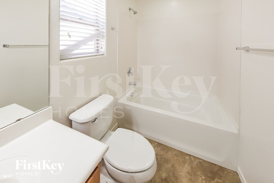 Building Photo - 11028 E Silver Springs Ave