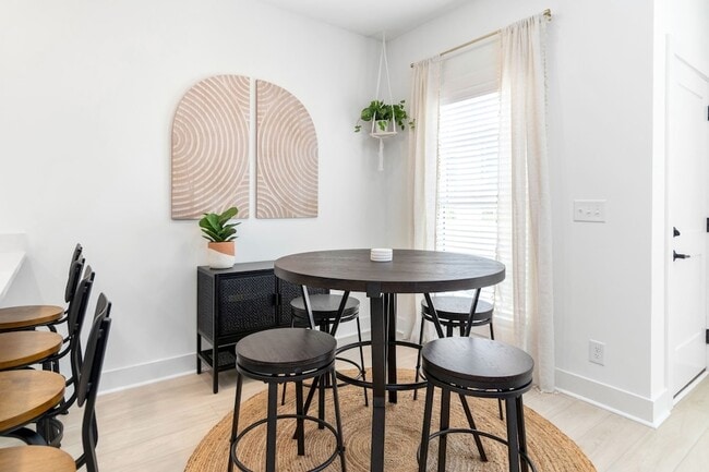 Building Photo - 6 Dutch Dr