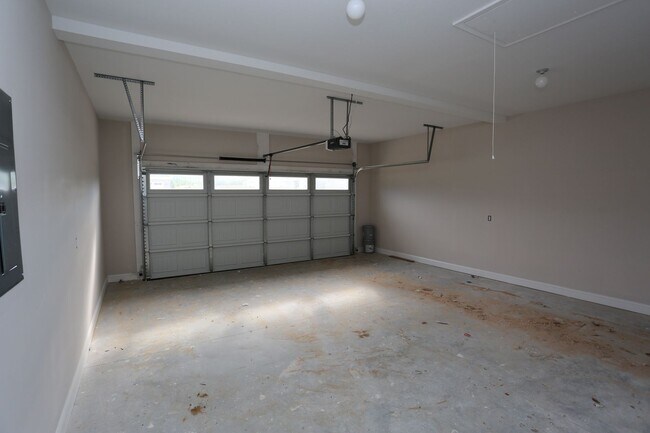 Building Photo - 3 Bedroom Brick House in SEB School District Available NOW