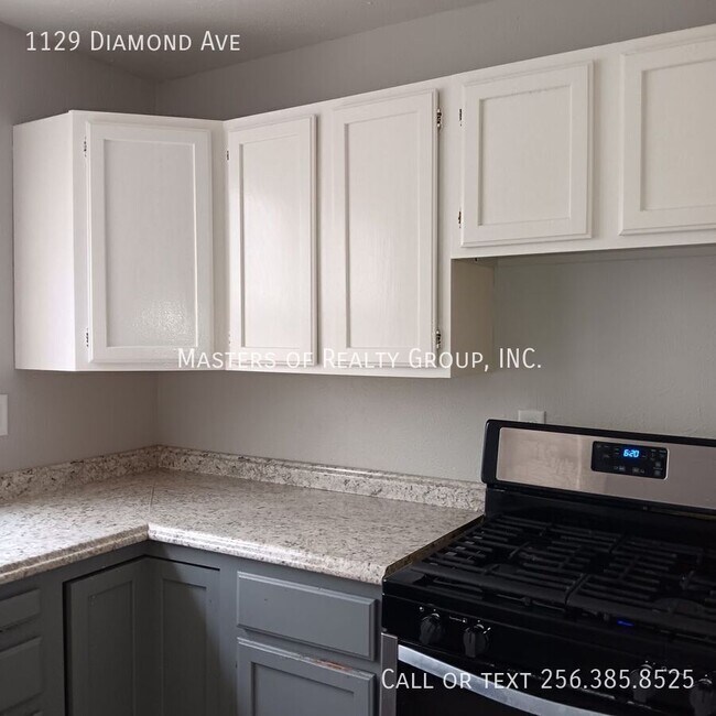Building Photo - 1129 Diamond Ave