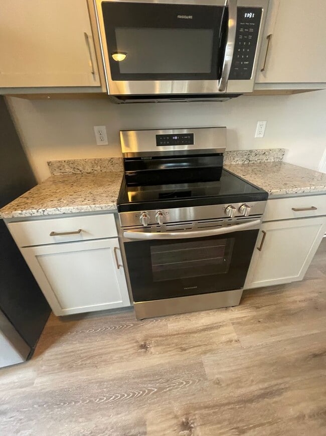 Building Photo - 2 Bedroom 2.5 bath Townhome in  Greenville