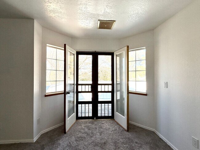 Building Photo - NORTHWEST SOLAR HOME - AVAILABLE NOW!