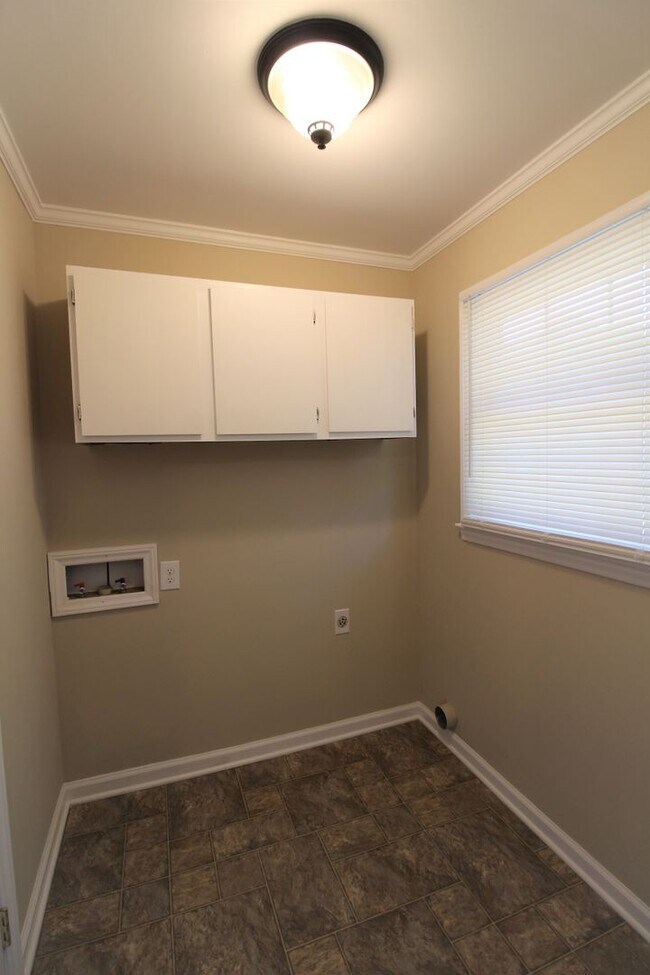 Building Photo - (Coming Soon) Cute 3 bedroom Brick Ranch in Unionville!