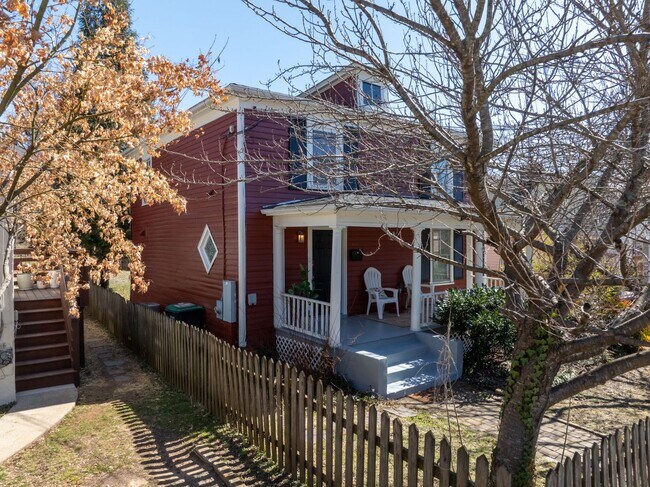 Building Photo - Walk to Main Street Restaurants and Downtown! Charming home, just like grandma's house!