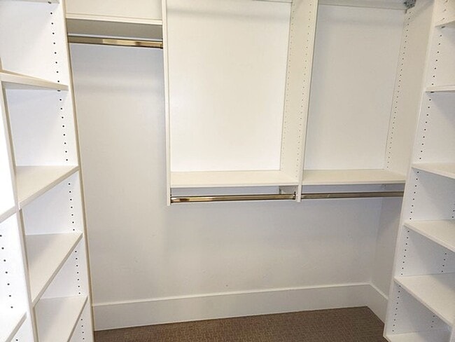 Building Photo - Well Appointed Townhome with Amenities