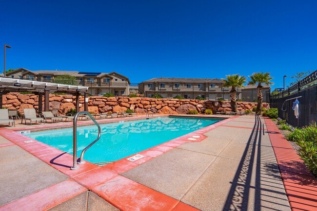 Building Photo - Cozy Townhome with Community Pool