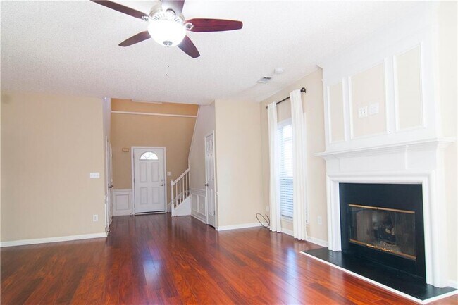 Building Photo - 558 Lullingstone Dr SE
