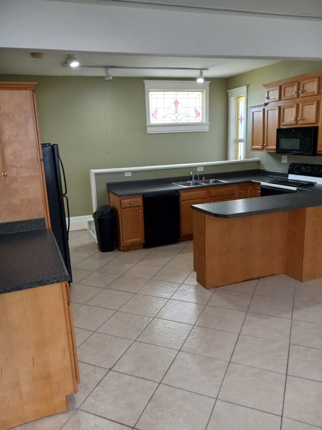 Kitchen 1 - 904 E Chestnut St