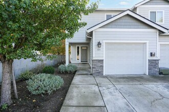 Building Photo - MOVE IN SPECIAL: HALF OFF FIRST MONTH'S RE...