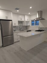 Building Photo - 1906 N Hollywood Way