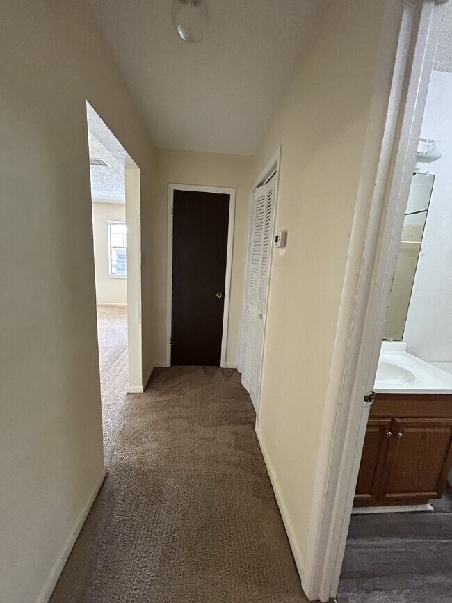 Building Photo - Apartment For Rent