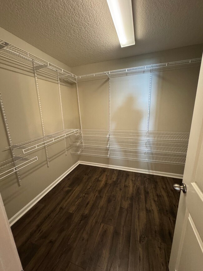 Building Photo - 661 Old Castle Loop