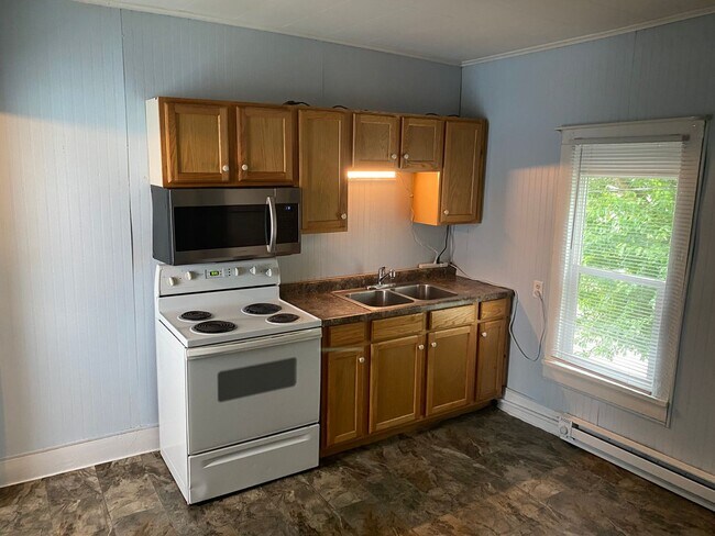 Building Photo - 238 S Maple St