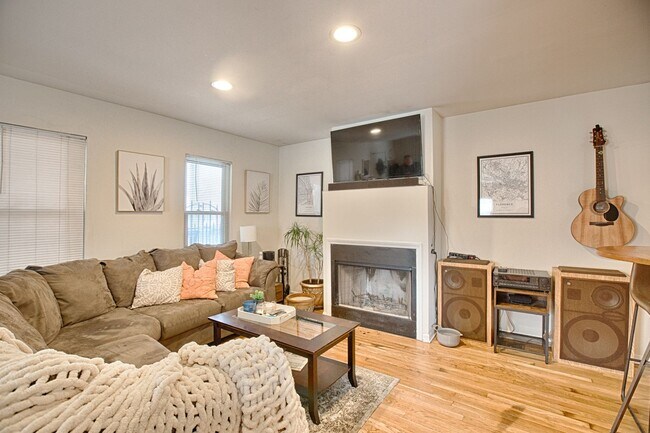 Building Photo - 2bed/1bath in Logan Square! Central Air! HUGE Private Deck!  New Kitchen!