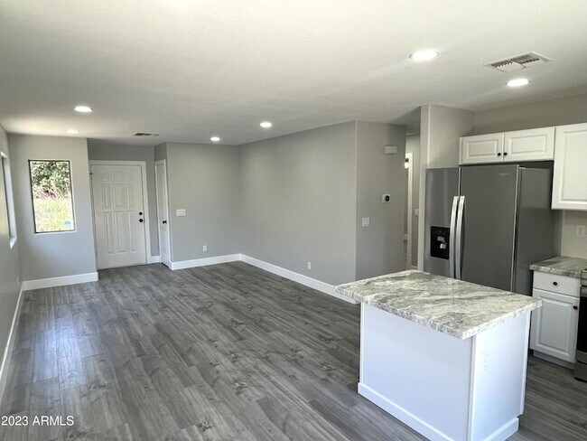 Building Photo - 1731 E Jeanne Ln