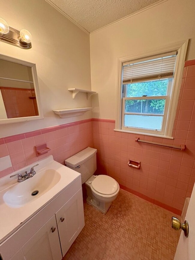 Building Photo - Conveniently Located Two Bedroom Townhome ...