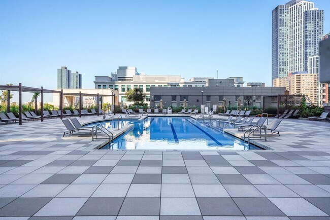 Building Photo - 99 Hudson St