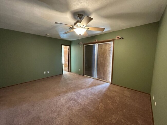 Building Photo - Large and Spacious 3 Bed Home! Mesa & Zia School District!
