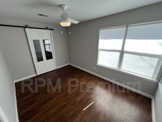 Building Photo - 10494 Wade Dr