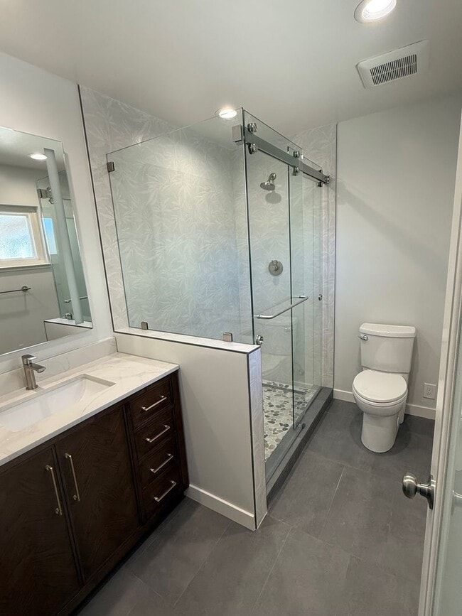 Building Photo - Absolutely Gorgeous 3 Bedroom 2 Bath Upgraded Home, New Kitchen, New Baths, New Flooring, Etc.