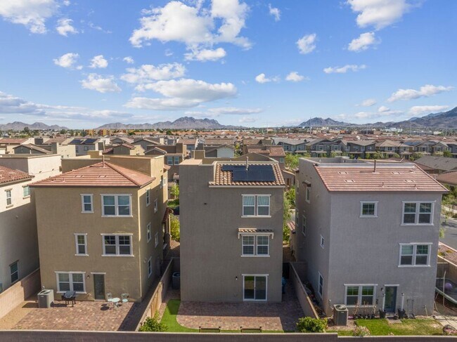 Building Photo - Spacious Three Story 3 Bed 3.5 Bath Smarth...