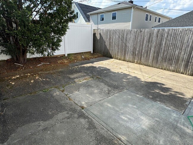Building Photo - 507 Laurelton Blvd
