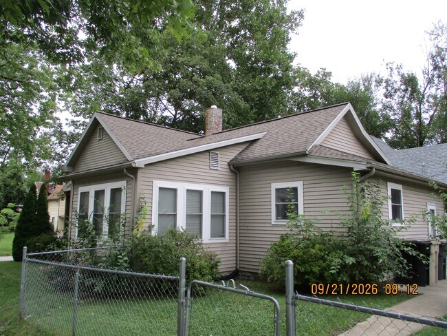Building Photo - 2022 Catalpa St