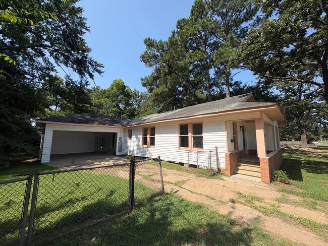 Building Photo - Amazing 4 bedroom/1 bath home with Central Air & Heat!