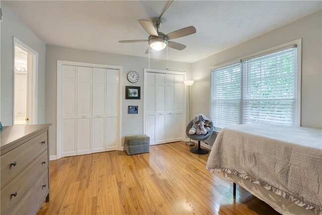 Building Photo - 1445 Oakridge Cir