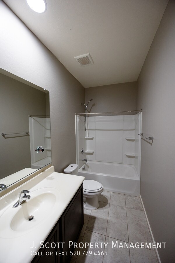 Building Photo - 1270 Carlsbad Dr